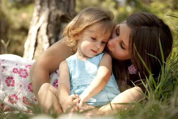Маленькая девочка и мать в парке — стоковое фото