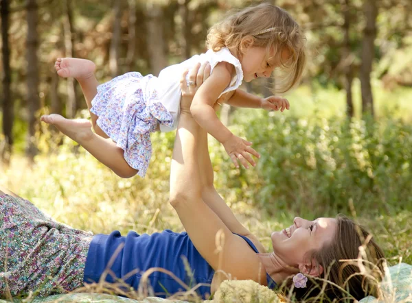 Маленькая девочка и мать в парке — стоковое фото