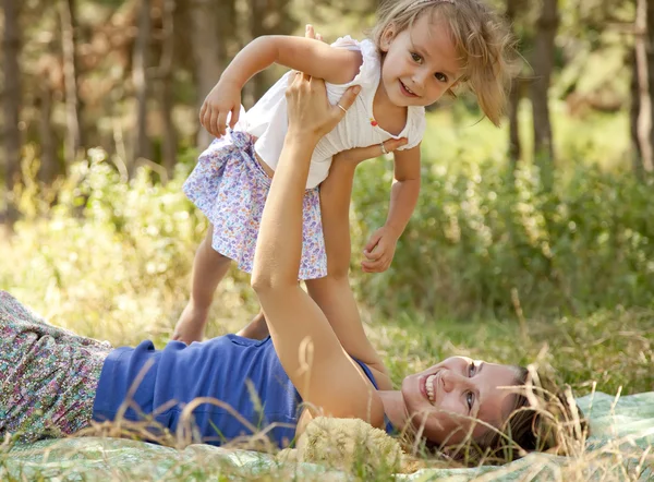 Liten flicka och mor i parken — Stockfoto