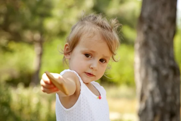 Милая маленькая девочка, улыбающаяся в парке — стоковое фото