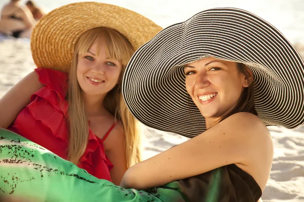 Två vackra flickor på stranden — Stockfoto