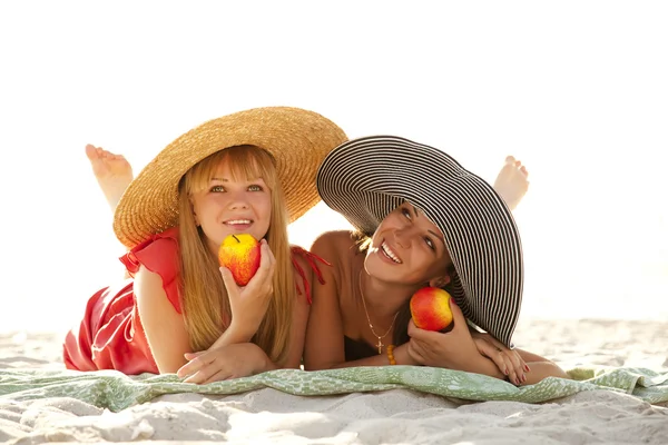Dos hermosas chicas en la playa — Foto de Stock