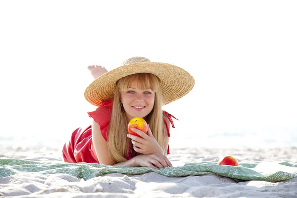 Beautiful girl in hat at beach — Stock Photo, Image