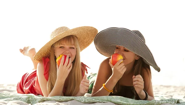Две красивые девушки на пляже — стоковое фото