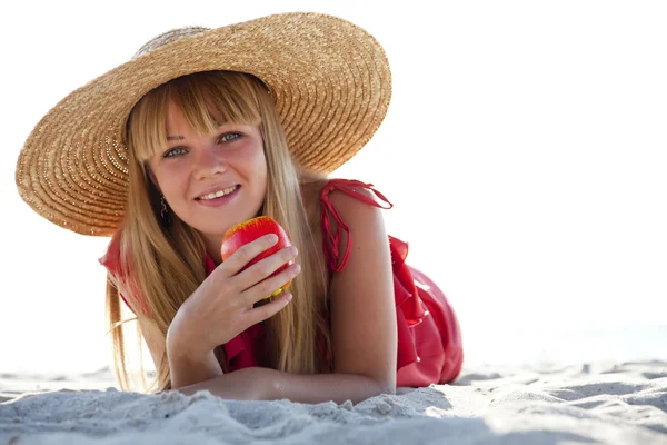 Mooi meisje in hat op strand — Stockfoto