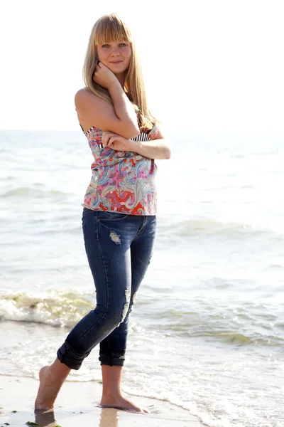美丽的女孩在帽子在海滩 — 图库照片