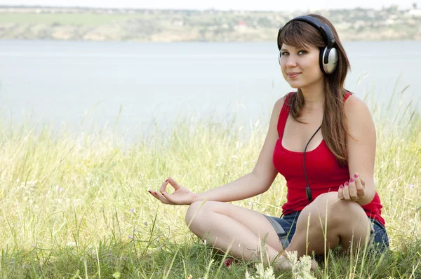 Girl with headphone in the park. — Stock Photo, Image