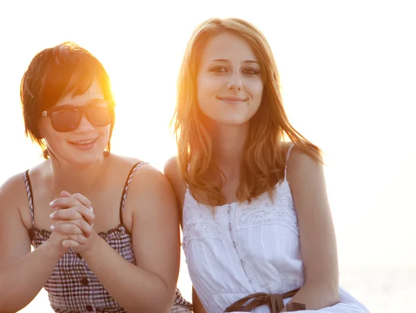 Two girlfriends at the beach. — Stock Photo, Image