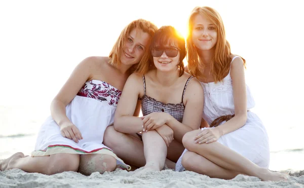 三个美丽的女孩，在沙滩上的肖像. — 图库照片
