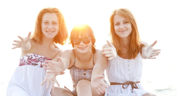 Portret trzech pięknych dziewczyn na plaży. — Zdjęcie stockowe