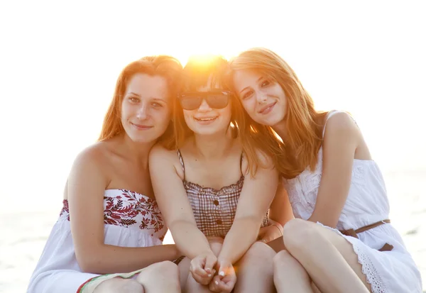 Retrato de tres hermosas chicas en la playa . — Foto de Stock