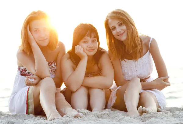 Portret van drie mooie meisjes op het strand. — Stockfoto