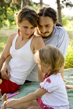 Yaz parkında mutlu bir aile