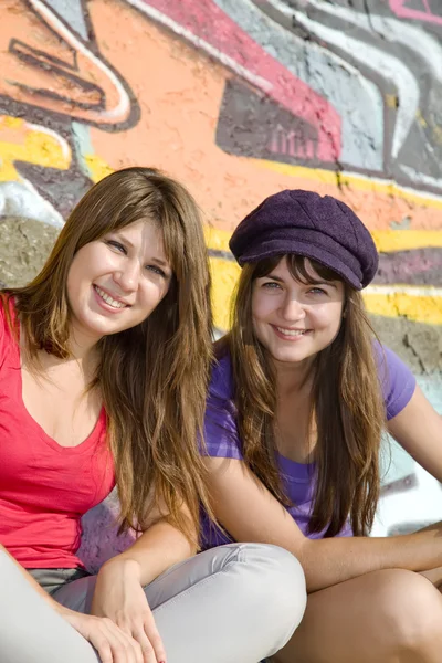 Graffiti duvar yakınlarında iki kız arkadaşım. — Stok fotoğraf