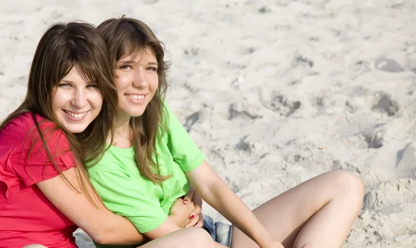 Två flickvänner på sand. — Stockfoto