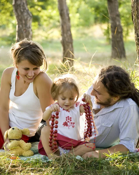 Familia feliz en el parque de verano — Foto de Stock