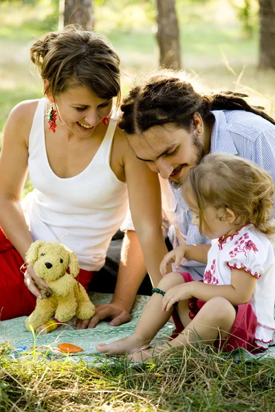 Ευτυχισμένη οικογένεια στο καλοκαιρινό πάρκο — Φωτογραφία Αρχείου