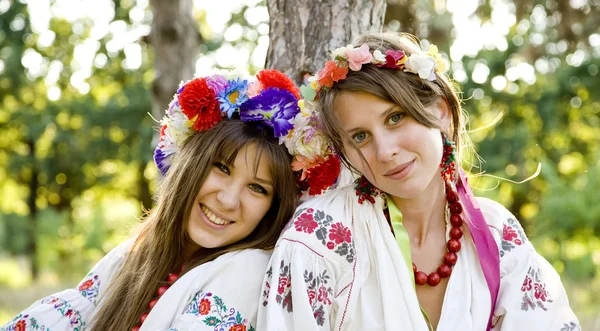 Dos chicas en trajes eslavos nacionales al aire libre . — Foto de Stock