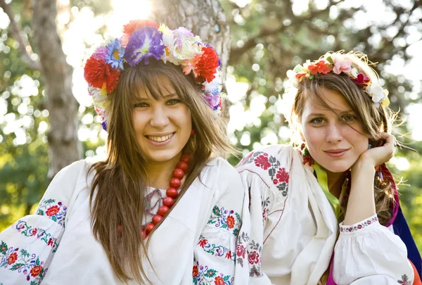 Duas meninas em trajes eslavos nacionais ao ar livre . — Fotografia de Stock