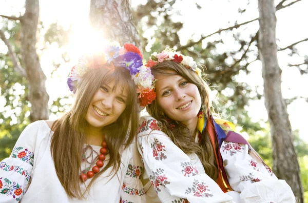 Deux filles en costumes slaves nationaux à l'extérieur . — Photo