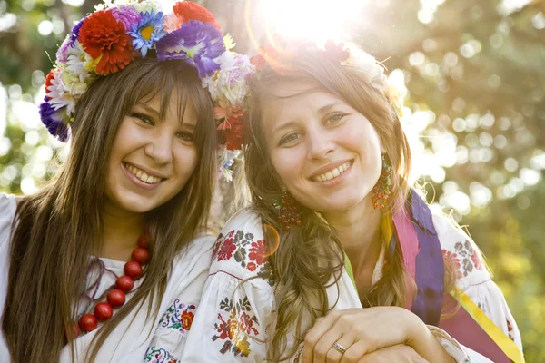 Due ragazze in costumi slavi nazionali all'aperto . — Foto Stock