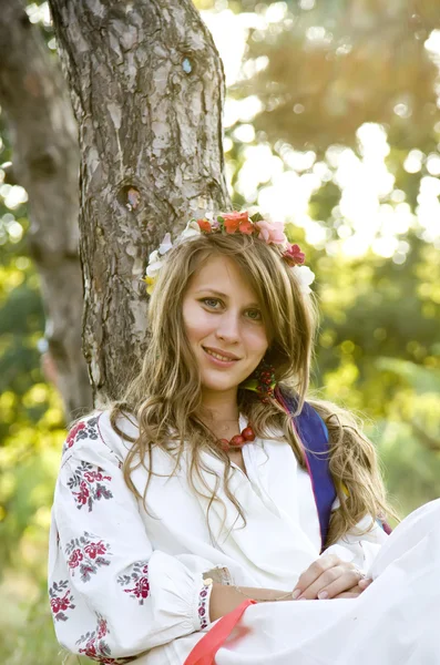 Tyttö kansallisissa slaavilaisissa asuissa ulkona . — kuvapankkivalokuva