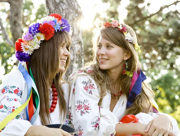 Две девушки в национальных славянских костюмах на открытом воздухе . — стоковое фото