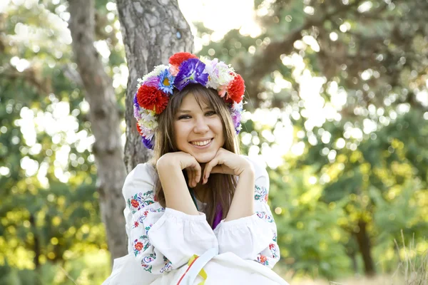 Κορίτσι στην εθνική σλαβική κοστούμια σε εξωτερικούς χώρους. — Φωτογραφία Αρχείου