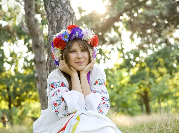 Tyttö kansallisissa slaavilaisissa asuissa ulkona . — kuvapankkivalokuva