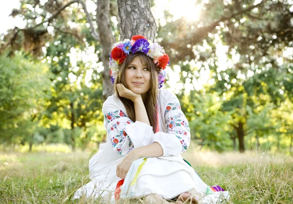 Дівчина в національних слов'янських костюмах на відкритому повітрі . — стокове фото