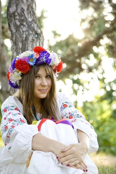 Chica en trajes eslavos nacionales al aire libre . —  Fotos de Stock