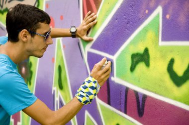 Tren oturan gözlüklü genç çocuk.