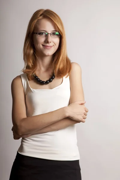 かわいい若い赤毛のビジネス女性のクローズ アップの肖像画 — ストック写真