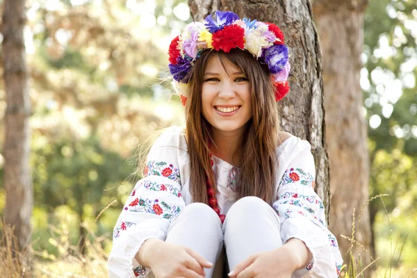 Слов'янська дівчина з вінок на родовищі — стокове фото