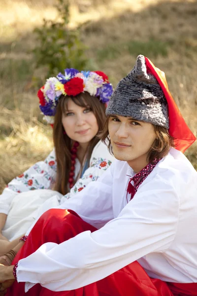 Słowiańskie dziewczyny z wieniec i Kozak młody natura — Zdjęcie stockowe