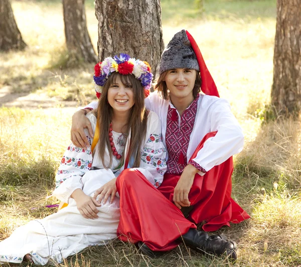 Slav fata cu coroană și tineri cazac la natura — Fotografie, imagine de stoc