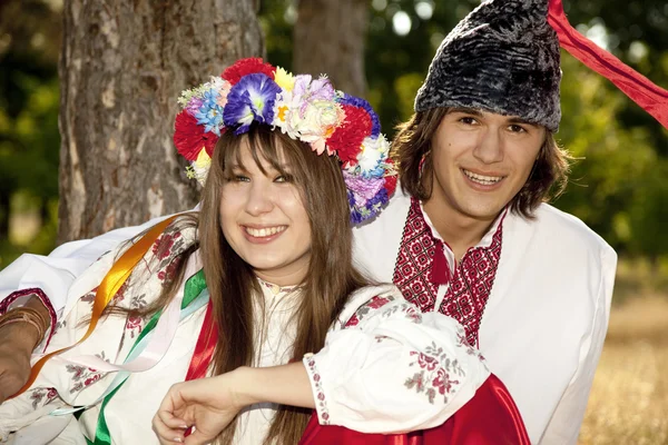 Chica eslava con corona y joven cosaco en la naturaleza — Foto de Stock