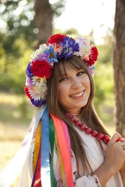Chica eslava con corona en el campo —  Fotos de Stock