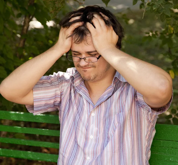 Мужчины в очках делают домашнее задание в парке . — стоковое фото