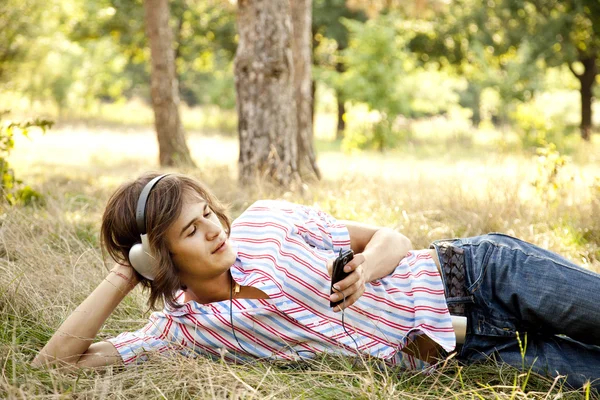 Ler stilig man med hörlurar på utomhus — Stockfoto
