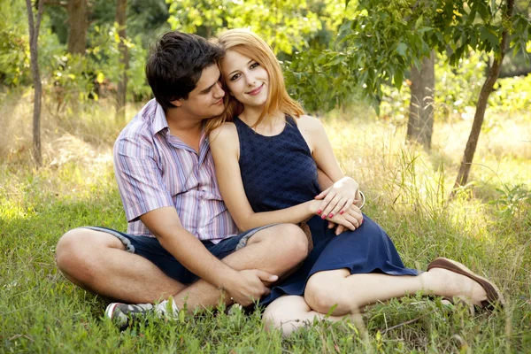 Młoda para zakochani całują na zewnątrz. — Zdjęcie stockowe