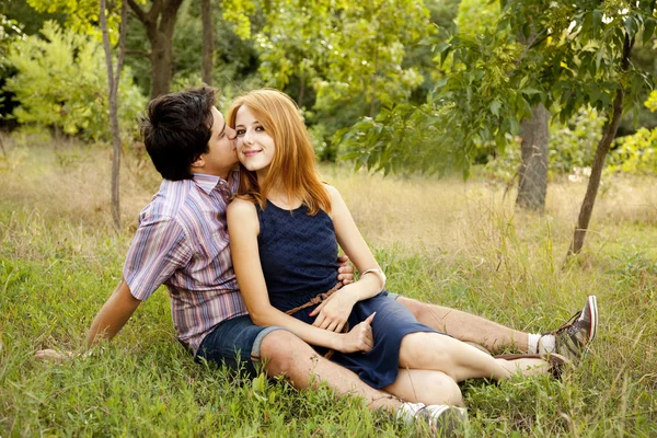 Mladý pár v lásce líbání venku. — Stock fotografie