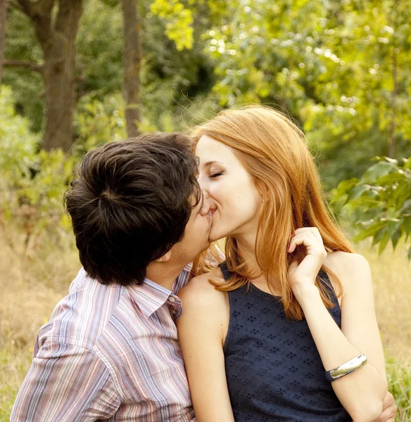 Νεαρό ζευγάρι στην αγάπη φιλιά σε εξωτερικούς χώρους. — Φωτογραφία Αρχείου