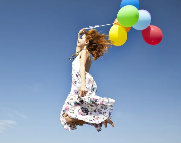 Rothaarige Mädchen mit bunten Luftballons. — Stockfoto