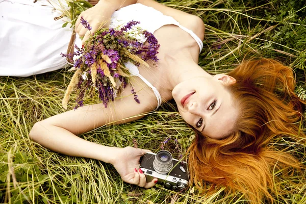 Rödhårig tjej med vintage kamera på utomhus. — Stockfoto
