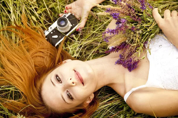 Menina ruiva com câmera vintage ao ar livre . — Fotografia de Stock