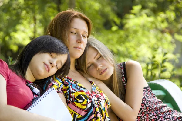 Trzy dziewczyny odrabiania lekcji w parku. — Zdjęcie stockowe
