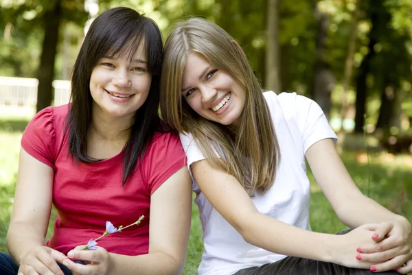 Two girlfriends at the park. — Stock Photo, Image