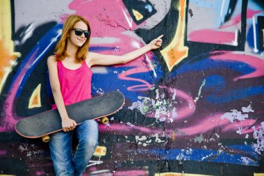 graffiti duvar yakınındaki kaykay ile stil kız.