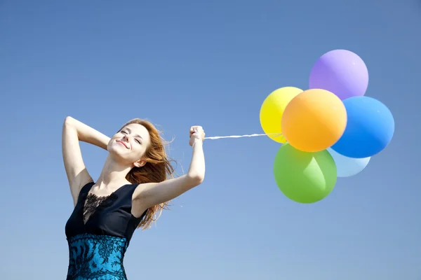 Rude dziewczyny z kolorowych balonów na tle błękitnego nieba. — Zdjęcie stockowe